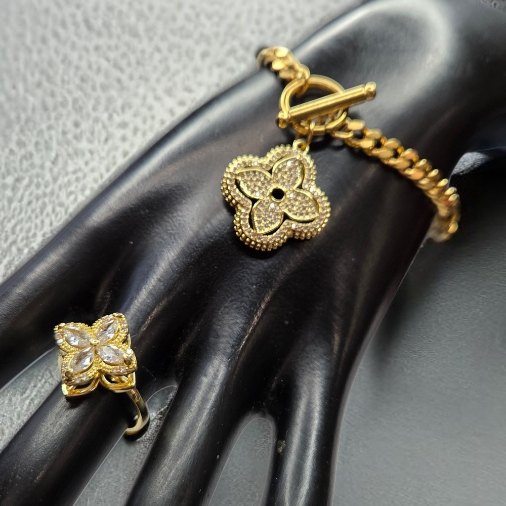 Luxury Clover 18k Gold Plated Zircon Crystal Toggle Bracelet - Picture 4 of 5